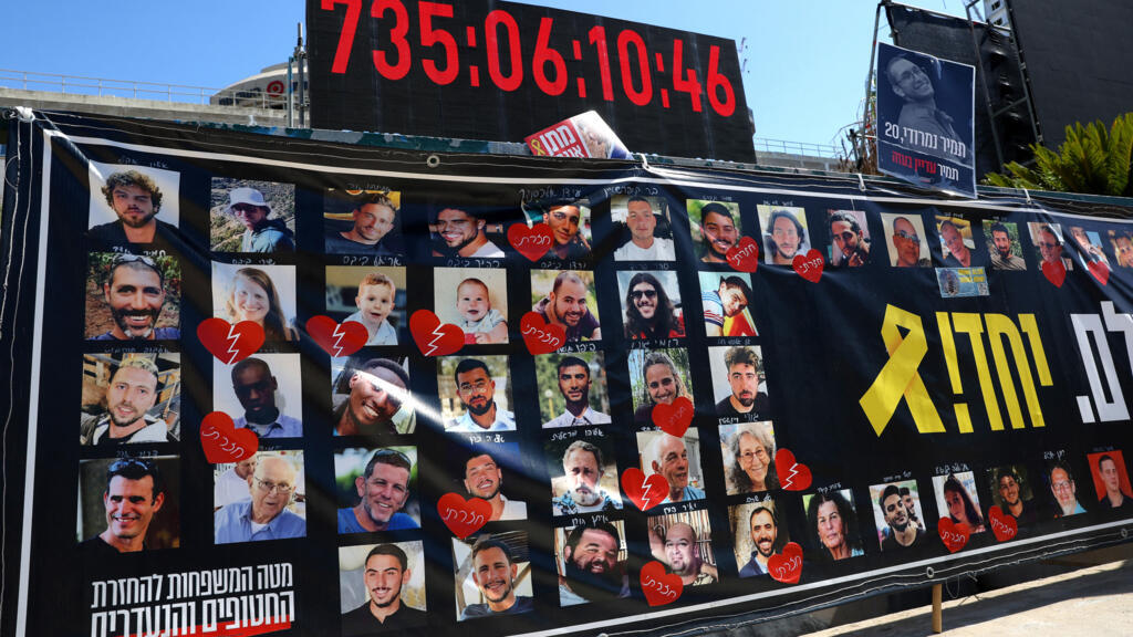 Une affiche montrant le portrait des otages israéliens retenus par le Hamas.
