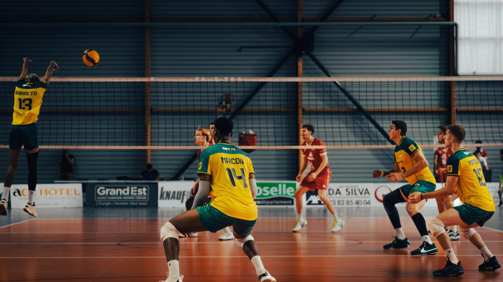 Amistoso das seleções B de voleibol masculino do Brasil contra França no último dia 5 de julho, no departamento francês de Moselle. Os brasileiros venceram por 3 sets a 0.
