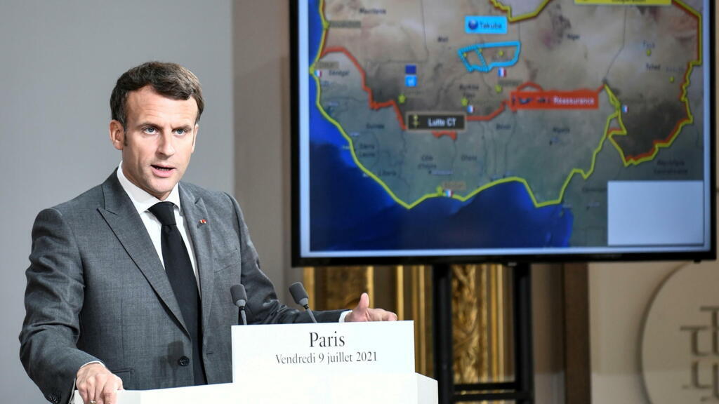 Le président Emmanuel Macron, à l'Elysée, lors d'une conférence de presse commune avec le président nigérien Mohamed Bazoum, après la réunion du G5 Sahel, vendredi 9 juillet 2021.