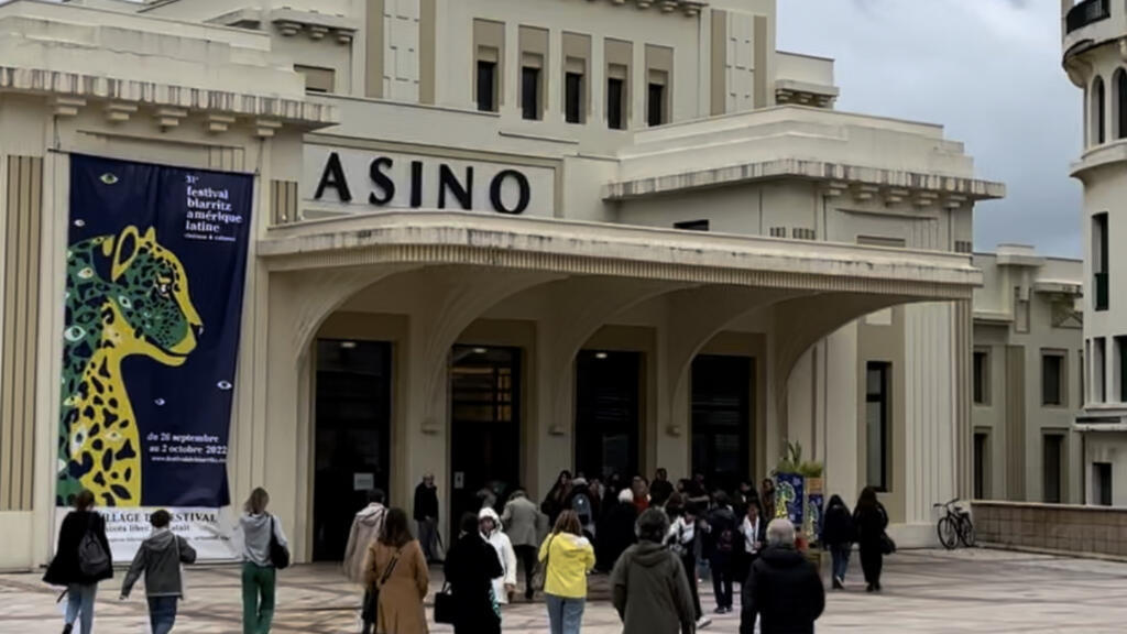 O Cassino Municipal é um dos locais da programação do Festival de Cinema Latino-Americano de Biarritz. Apesar da chuva, o público lota as exibições dos filmes concorrentes e da mostra Focus Brésil.