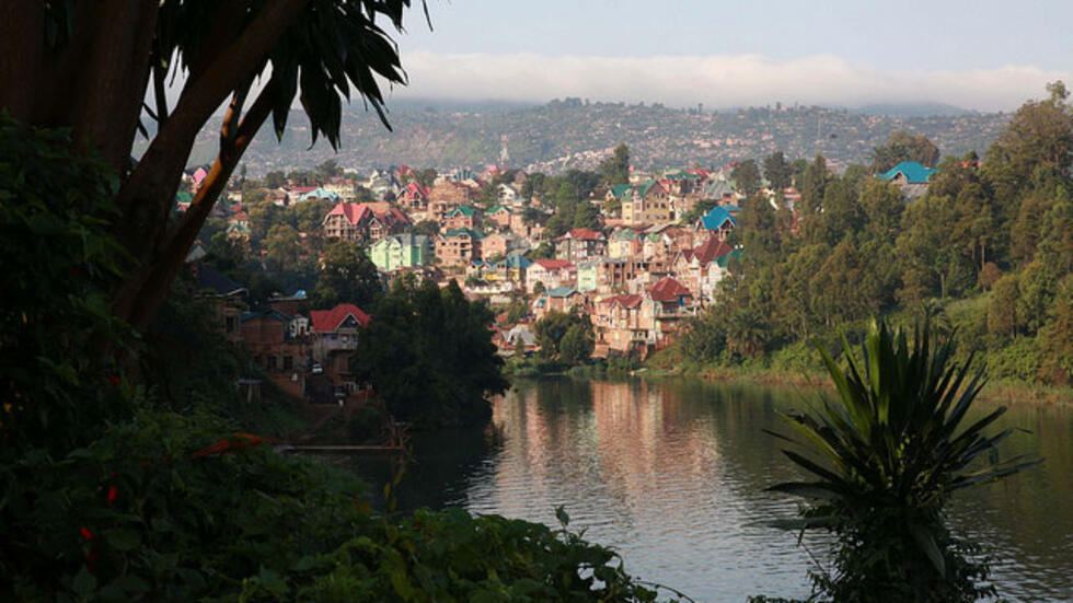 Rwanda imekuwa ikitafuta mafuta katika Ziwa Kivu kwa zaidi ya miaka kumi. Mnamo mwaka 2017, makubaliano ya ushirikiano na DRC yalitiwa saini katika eneo hili. Kwa upande wa DRC, amana za mafuta zimepatikana karibu na Ziwa Kivu katika eneo la Virunga. 