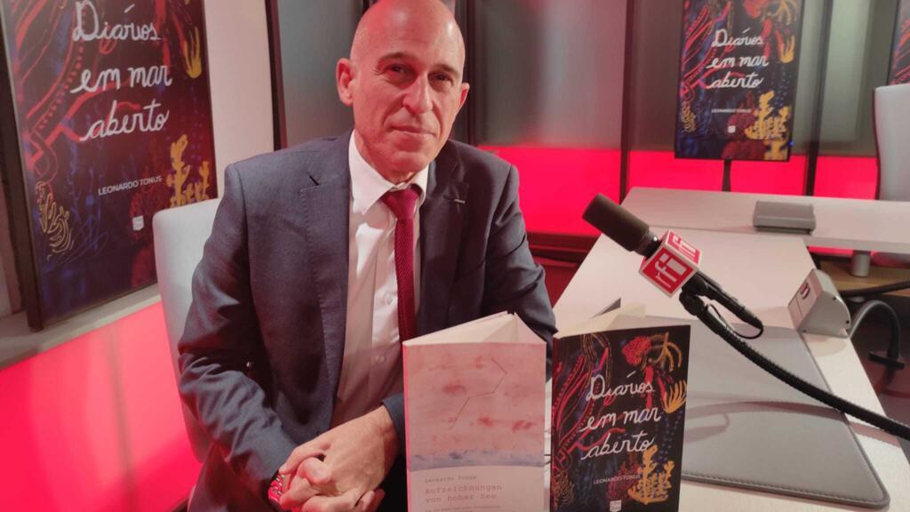 O escritor e professor de Literatura Brasileira Contemporânea da Sorbonne Leonardo Tonus lança versão em alemão de sua mais recente antologia poética, "Diários em mar aberto".