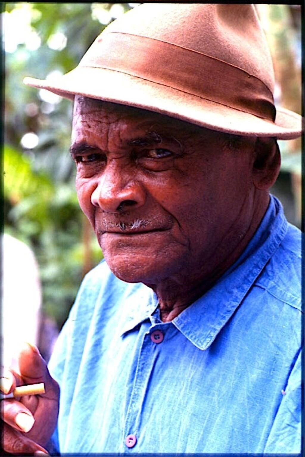 Jules Louis Manent, alias Gramoun Bebe, chanteur de maloya, rituel en hommage aux ancêtres dans les servis kabaré.