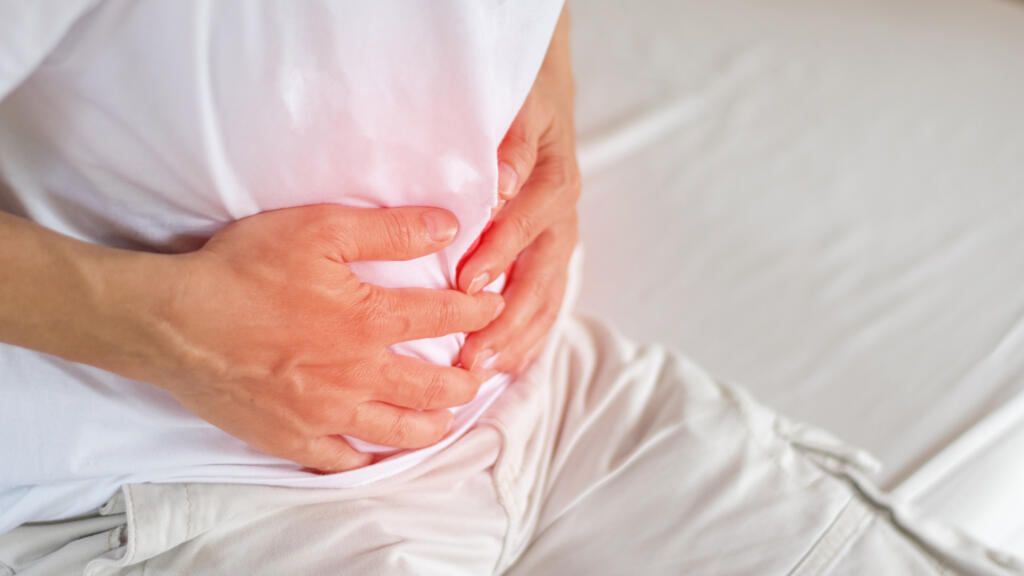 La plus fréquente est la hernie inguinale qui correspond au passage de viscères abdominaux.