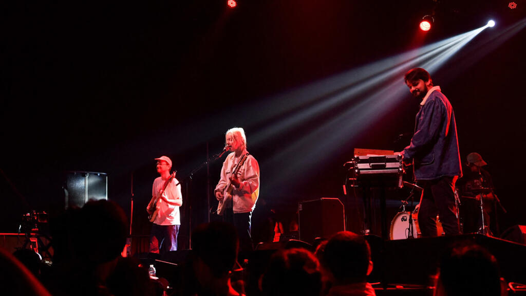 O trio canadense Men I Trust, durante show no festival Coachella, nos Estados Unidos, em 21 de abril de 2019.