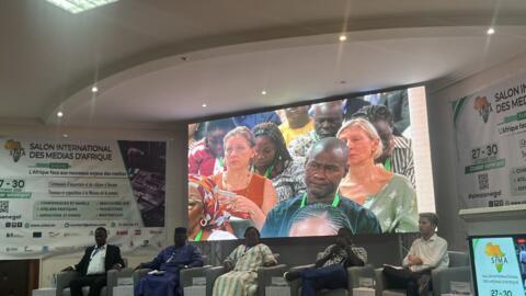 À Dakar, du lundi 27 au jeudi 30 octobre, le Salon International des Médias d'Afrique a réuni des acteurs des médias du Sahel et des pays frontaliers. Ici, Djimet Wiche (Tchad), Bandiougou Dante (Mali), Flore Nobimé (Bénin), Edouard Kamboissoa Samboé (Togo) et Camille Montagu, chargé de recherche au bureau Afrique subsaharienne de RSF.