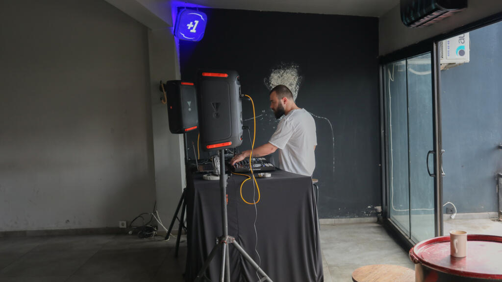 Azat, jeune DJ kurde, dans son studio à Diyarbakir. Il organise avec son collectif une «soirée d'adieu» au gouvernement, afin de motiver les jeunes à aller voter.