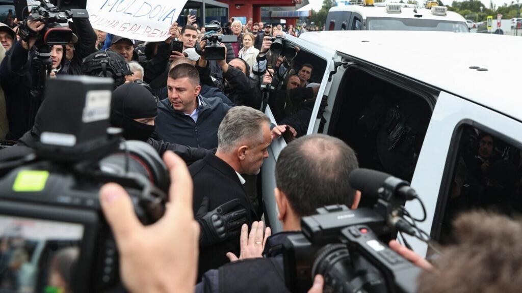 Știrea zilei în Republica Moldova este că oligarhul Vladimir Plahotniuc a fost adus în această dimineață în cătușe la Chișinău.
