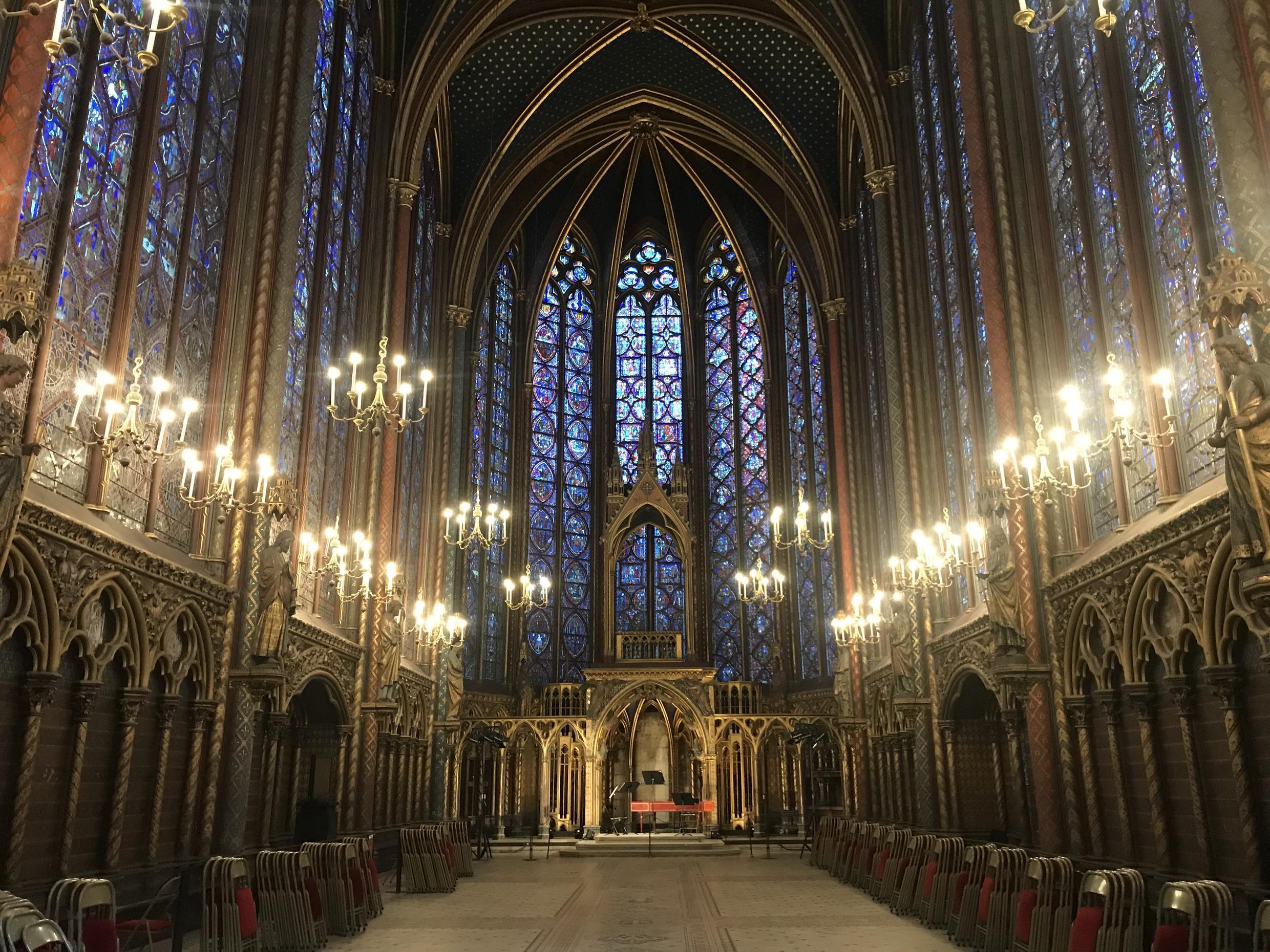 When the Sainte Chapelle is empty, there is excessive acoustic reverberation