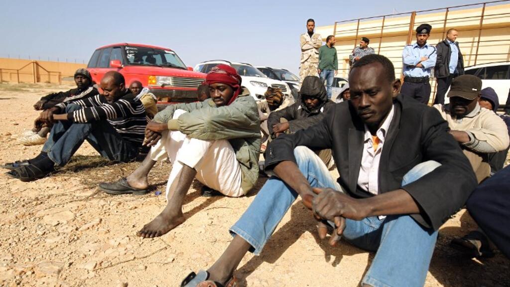 Des migrants dans un centre de détention, en Libye, avant d'être rapatriés dans leur pays, le 2 décembre 2017. (Image d'illustration)