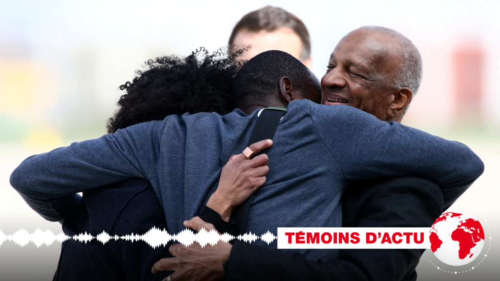 Otage pendant près de deux ans au Mali, le journaliste français Olivier Dubois a retrouvé ses proches à l'aéroport de Villacoublay, à Vélizy-Villacoublay, près de Paris, le 21 mars 2023.