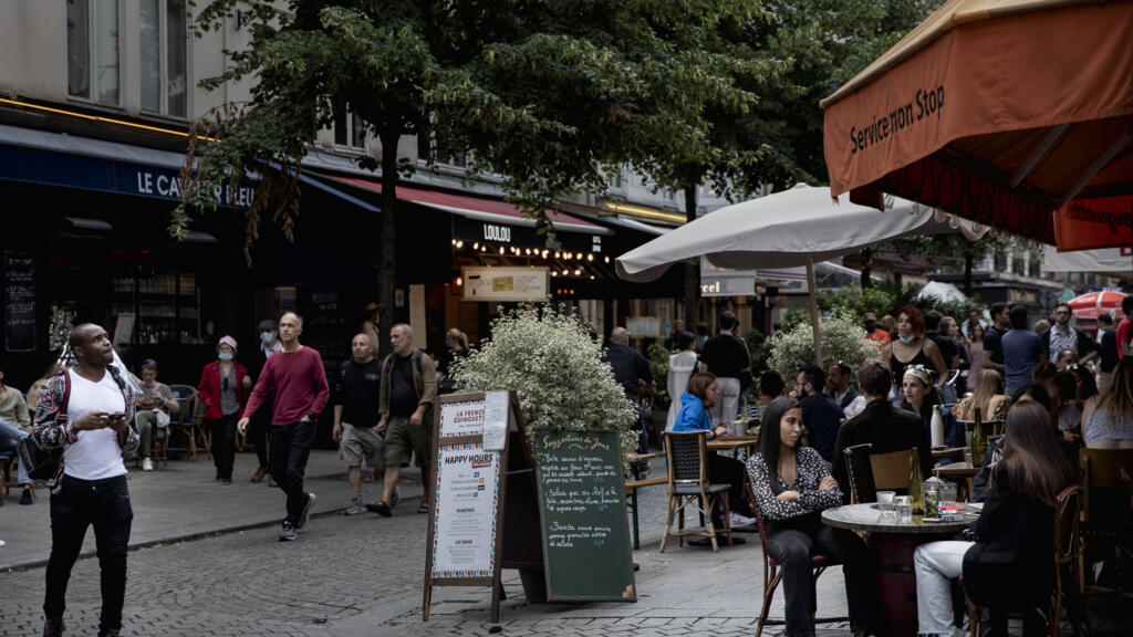 Le drame de Crans-Montana en Suisse soulève la question des normes de sécurité des bars et boîtes en France