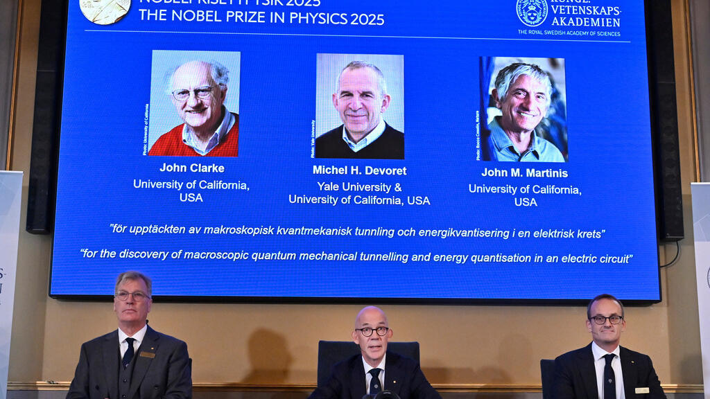 Giải Nobel Vật Lý 2025 được trao cho ba nhà khoa học người Anh John Clarke (T), người Pháp Michel H.Devoret (G) và người Mỹ John M.Martinis.