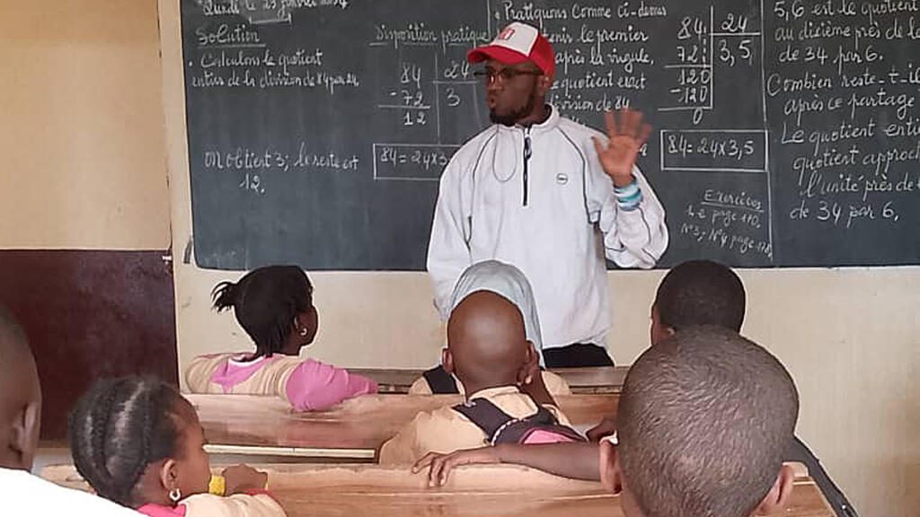 Mamadou Saïfoulaye Diallo, président du Club RFI Labé avec des élèves.