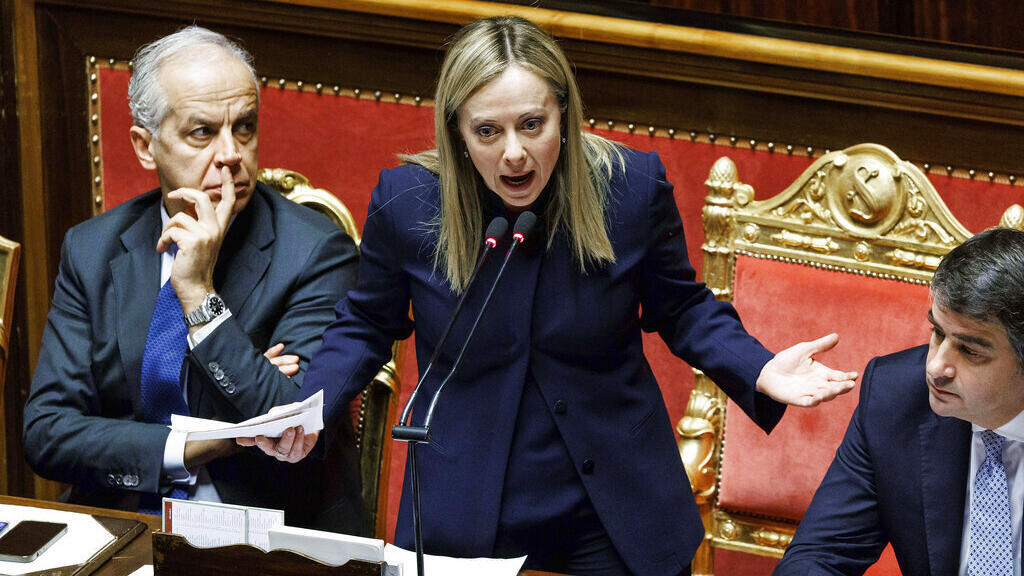 A primeira-ministra italiana Giorgia Meloni, ao centro, no Senado italiano. Em 14 de dezembro de 2022.