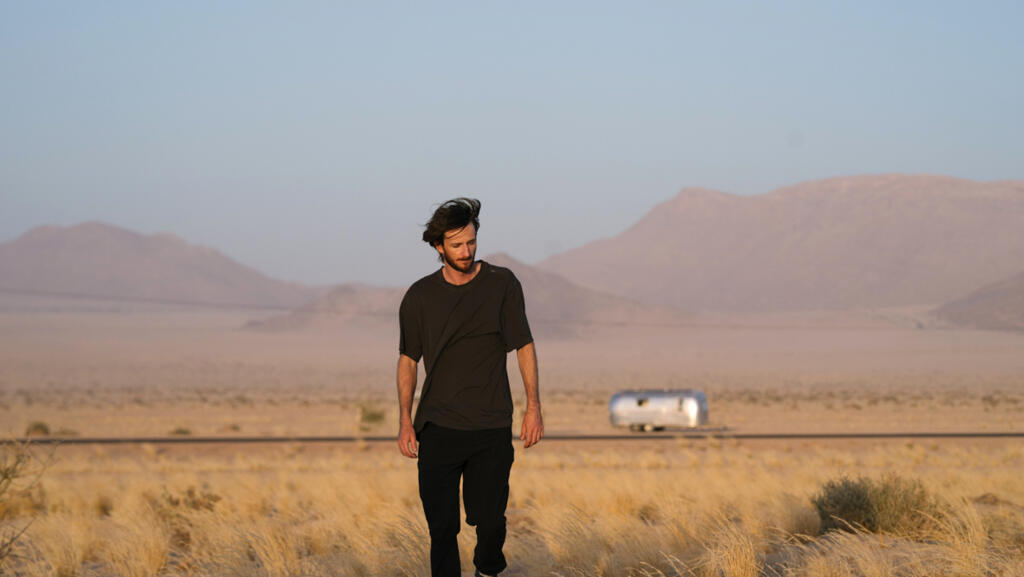 «Roads Vol.3» de Thylacine: une caravane en Namibie