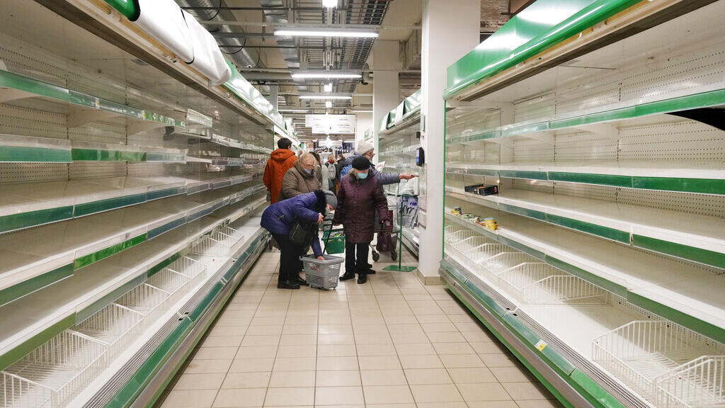 Des personnes achètent les derniers produits d'épicerie dans un magasin finlandais PRISMA alors qu'elles savent que le magasin va bientôt fermer, à Saint-Pétersbourg, en Russie, mardi 15 mars 2022. La société holding finlandaise S-Group a décidé de mettre fin à toutes ses activités en Russie. La société exploite seize supermarchés PRISMA et trois hôtels SOKOS à Saint-Pétersbourg.