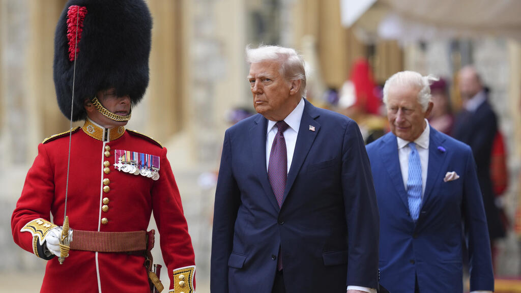 Vua Anh Charles III và tổng thống Mỹ Donald Trump duyệt đội danh dự khi đến lâu đài Windsor, Anh Quốc, ngày 17/09/2025.