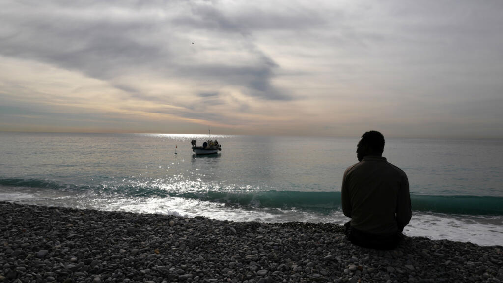 Un migrant sur une plage de galets sur la Côte d'Azur, en France, le 6 février 2020.