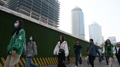 Des travailleurs se dirigent vers leur lieu de travail dans le quartier d'affaires de la capitale chinoise, le 11 avril 2025. (Image d'illustration)
