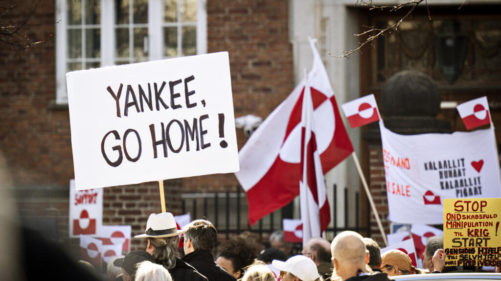 “Yankees go home”, dizia a faixa em frente ao consulado dos Estados Unidos. Erguida por um grupo de manifestantes, ela definia o espírito político do evento.