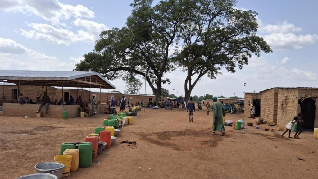 Yadda 'yan gudun hijira suka jera ababen ɗiban ruwansu a Ivory Coast / G53ZGQObYAEFmxI