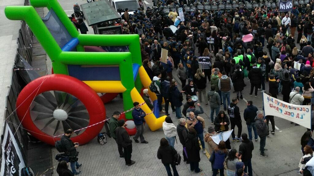 Manifestation devant le Congrès de Buenos Aires après le veto du président Javier Milei à la loi augmentant les pensions allouées aux personnes en situation de handicap, le 5 août 2025.