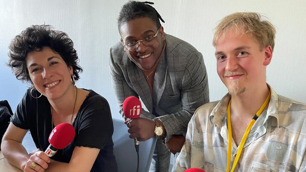 Jeanne Michard (saxophoniste), Domo Branch (batteur), Baptiste Stanek (saxophoniste), trois musiciens émérites de l’orchestre franco-américain célébrant Duke Ellington à Coutances.