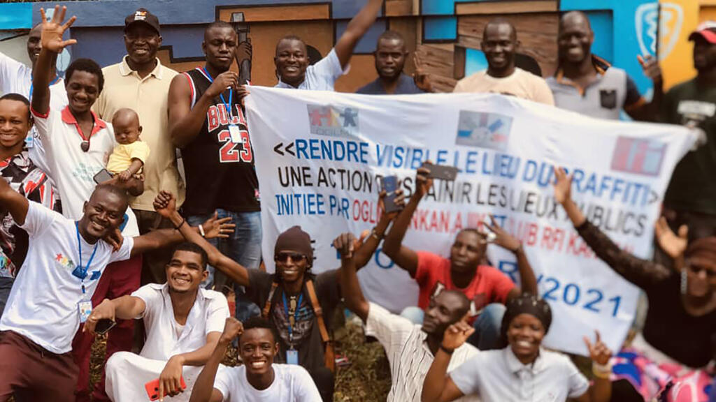 Club RFI Kankan: travaux d’assainissement autour d’un mur de fresques