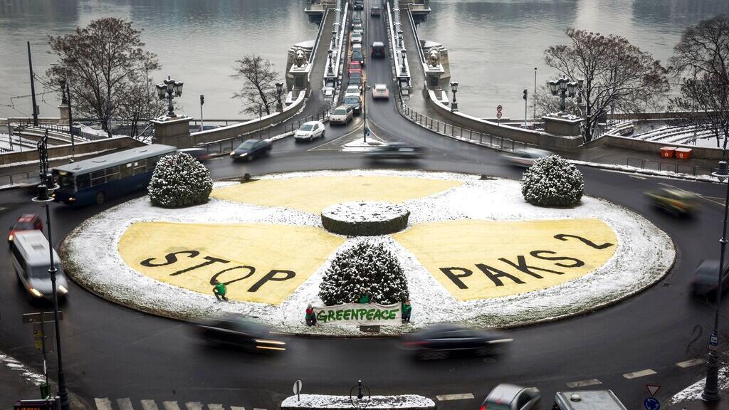 Em protesto ocorrido em Budapeste em abril de 2014, ativistas da ONG Greenpeace protestaram contra o projeto de expansão da usina nuclear Paks II na Hungria. 