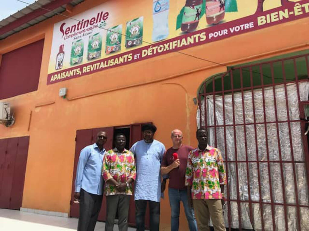 Les membres de la Fédération des inventeurs et innovateurs de Côte d’Ivoire aux côtés de Bruno Faure (RFI).