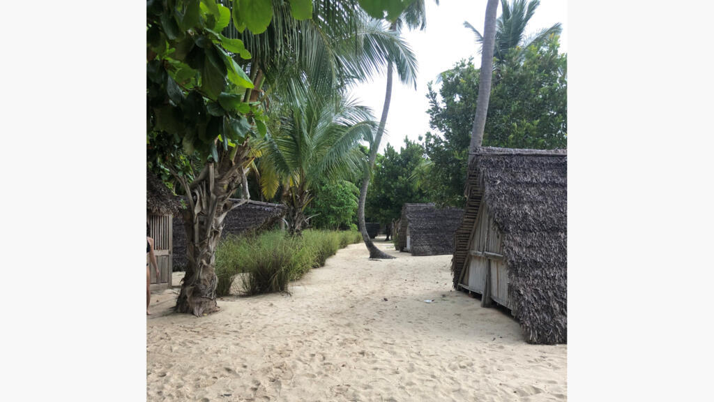 Des lodges déserts a Nosy Iranja, à Madagascar. La crise sanitaire a gravement impacté le tourisme.