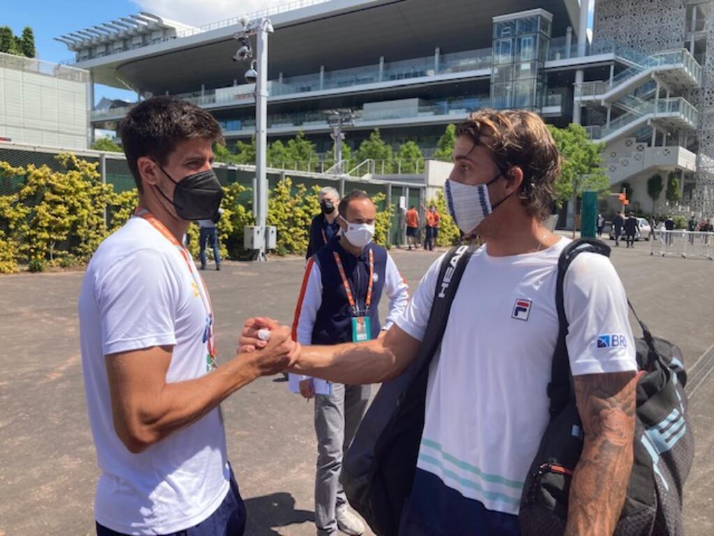 João Menezes (à esq.) e Felipe Meligeni perderam na última rodada do qualifying e não conseguiram entrar no quadro principal de Roland Garros.