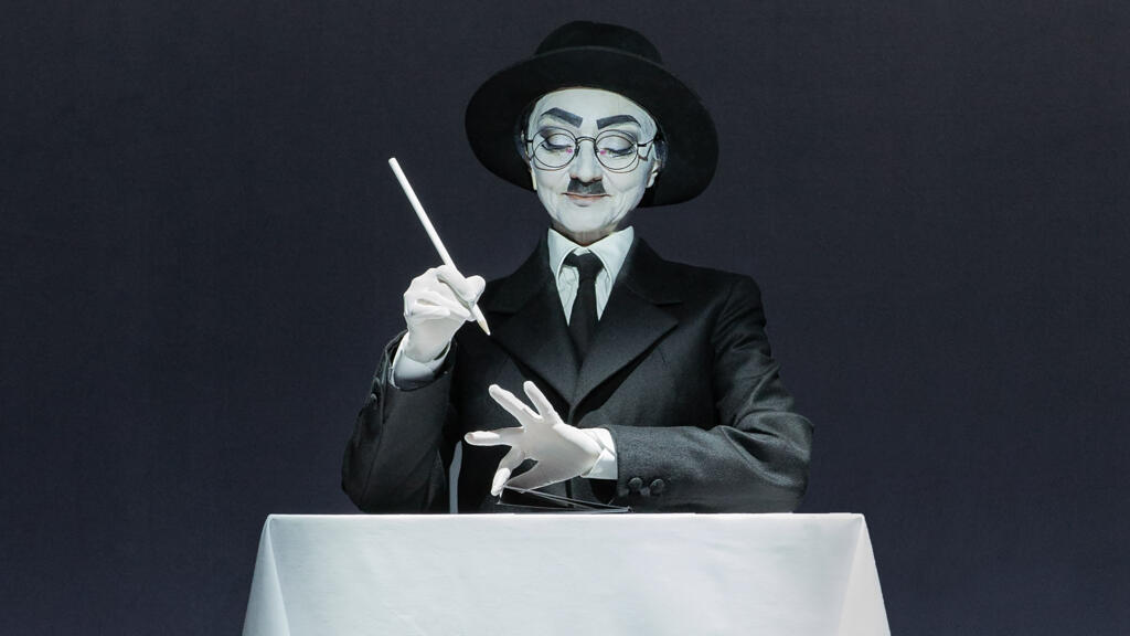 A peça "Pessoa, since I've been me", de Bob Wilson, é baseada na obra do poeta português Fernando Pessoa.