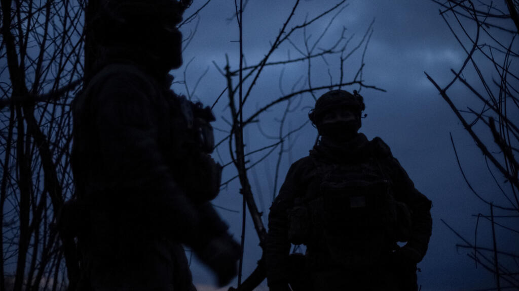 Militares ucranianos da 47ª brigada são vistos em suas posições em uma linha de frente, em meio ao ataque da Rússia à Ucrânia, perto da cidade de Avdiivka, recentemente capturada pelas tropas russas na região de Donetsk, Ucrânia, em 20 de fevereiro de 2024. REUTERS/Inna Varenytsia