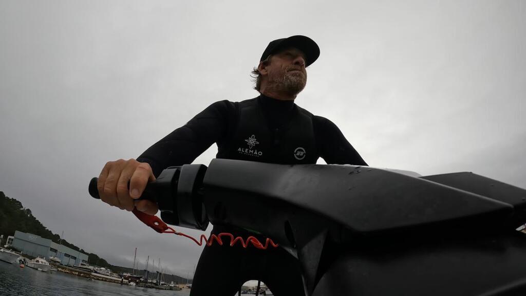 Alemão de Maresias, um dos pilotos de segurança aquática mais reconhecidos do mundo. O experiente surfista e piloto de tow-in (modalidade que o surfista é rebocado por um jet-ski) será o responsável pela segurança de mais uma edição do Nazaré Tow Surfing Challenge