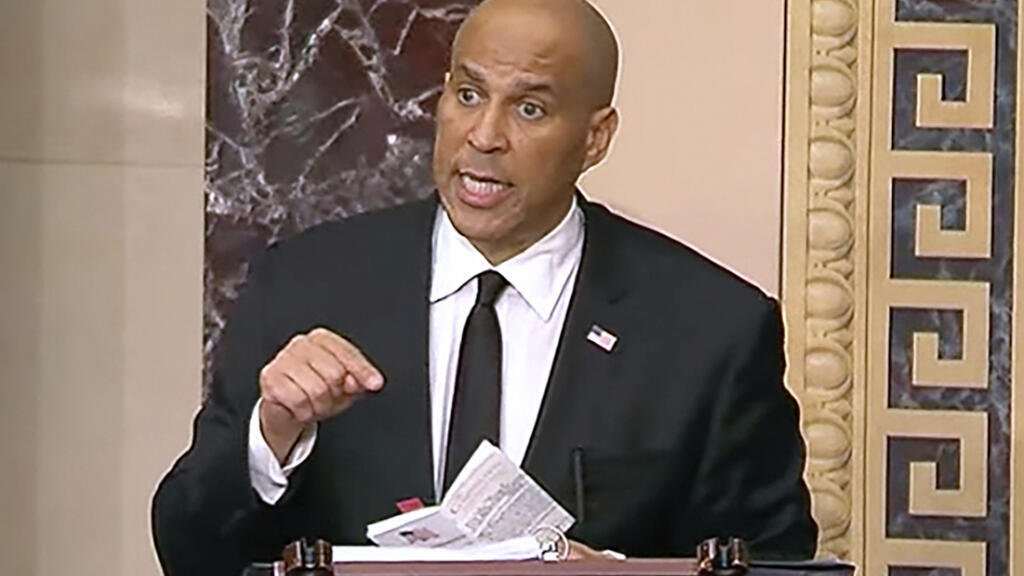 Sur cette image fournie par Senate Télévision, le sénateur Cory Booker, démocrate du New Jersey, s'exprime au Sénat, mardi matin, 1ᵉʳ avril 2025.