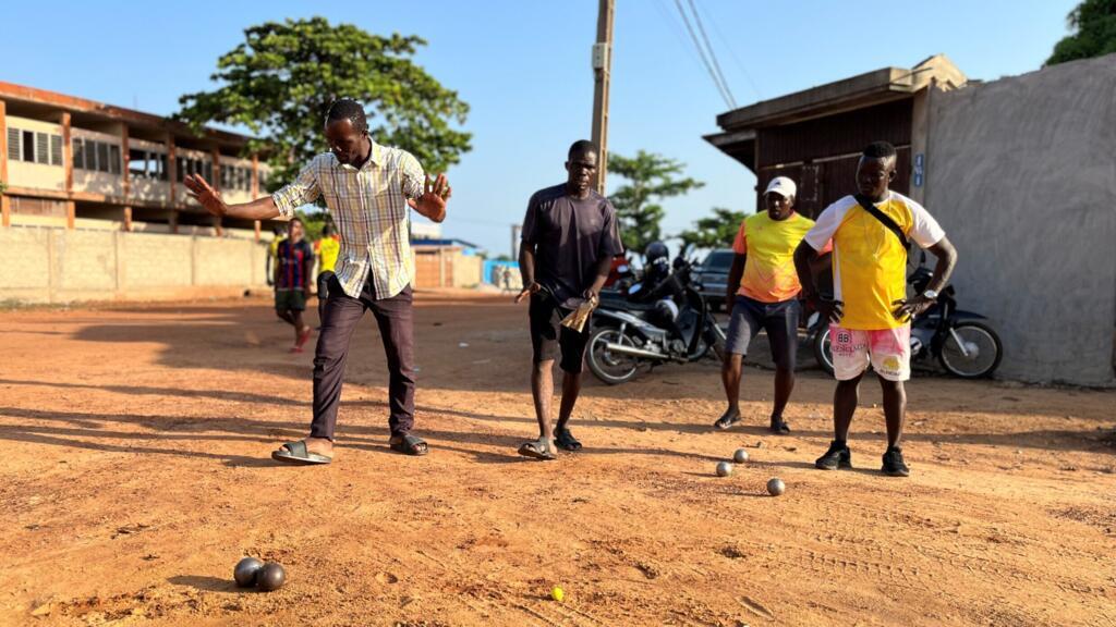 Partie de pétanque du Club des Lions de Tokplegbé à Cotonou.