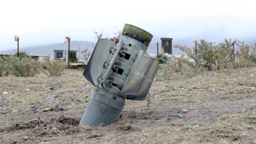 Les restes d'un obus près d'un cimetière dans la ville d'Ivanyan (Khojaly) dans la région séparatiste du Haut-Karabakh.