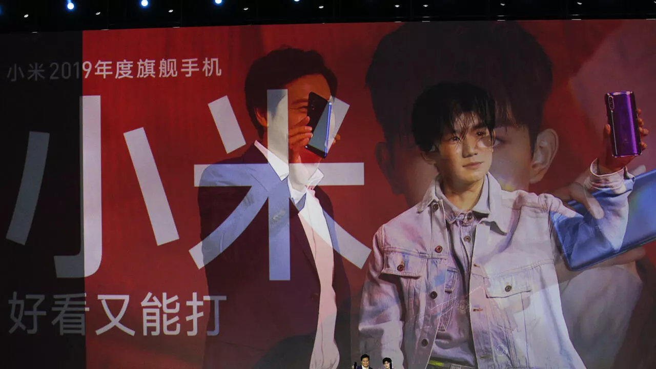 小米宣传海报上的雷军与王源。