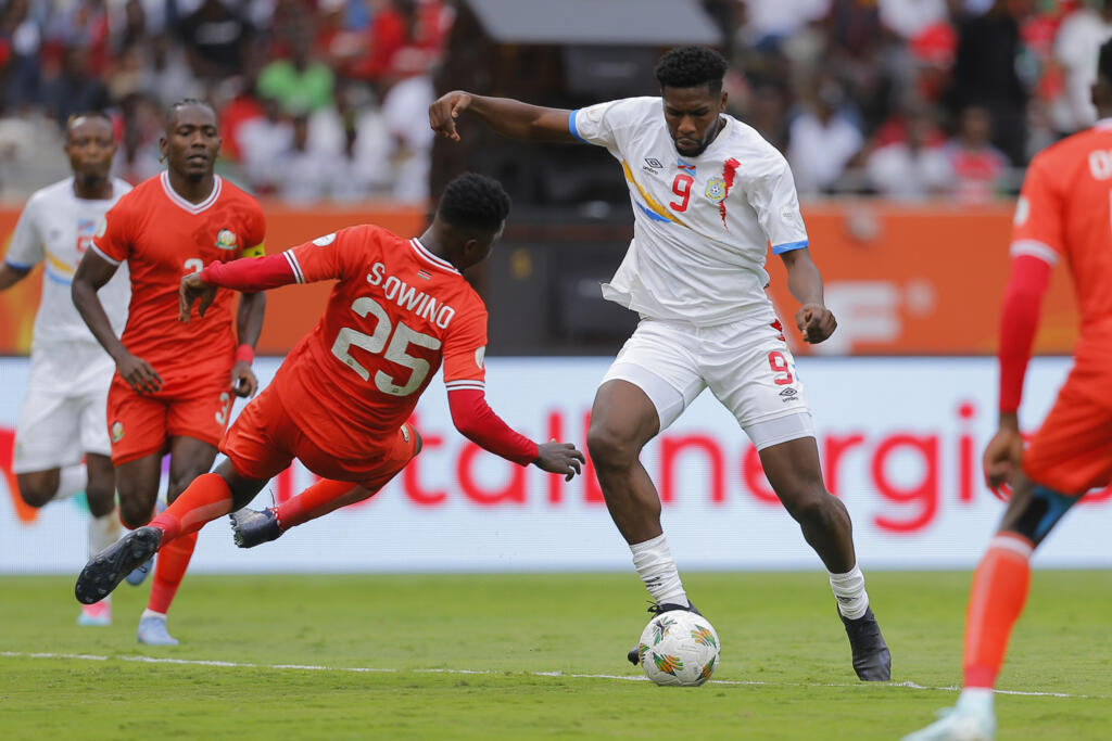 Jephte Kitambala Bola wa DR Congo akimkabili Sylvester Owino Ahono wa Kenya wakati wa michuano ya Mataifa ya Afrika ya 2024, CHAN, mechi ya kandanda kati ya Kenya na DR Congo kwenye Uwanja wa kasarani jijini Nairobi , Kenya mnamo 03 Agosti 2025