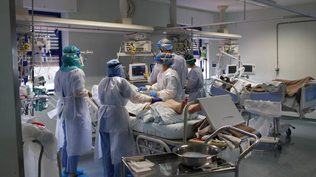 Enfermeiros e médicos atendem um paciente em uma Unidade de Tratamento Intensivo COVID-19 no hospital Curry Cabral, em Lisboa. 11/02/2021