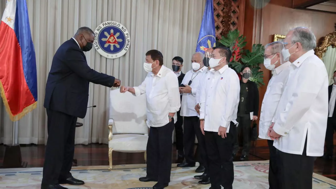 美国国防部长奥斯汀与菲律宾总统杜特尔特等菲方官员资料图片