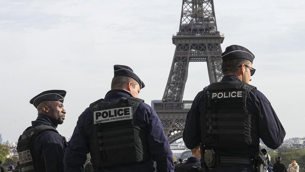 Policiais diante da torre Eiffel, em Paris. Coletivo denuncia uma "limpeza social" da cidade antes dos Jogos Olímpicos Paris 2024.