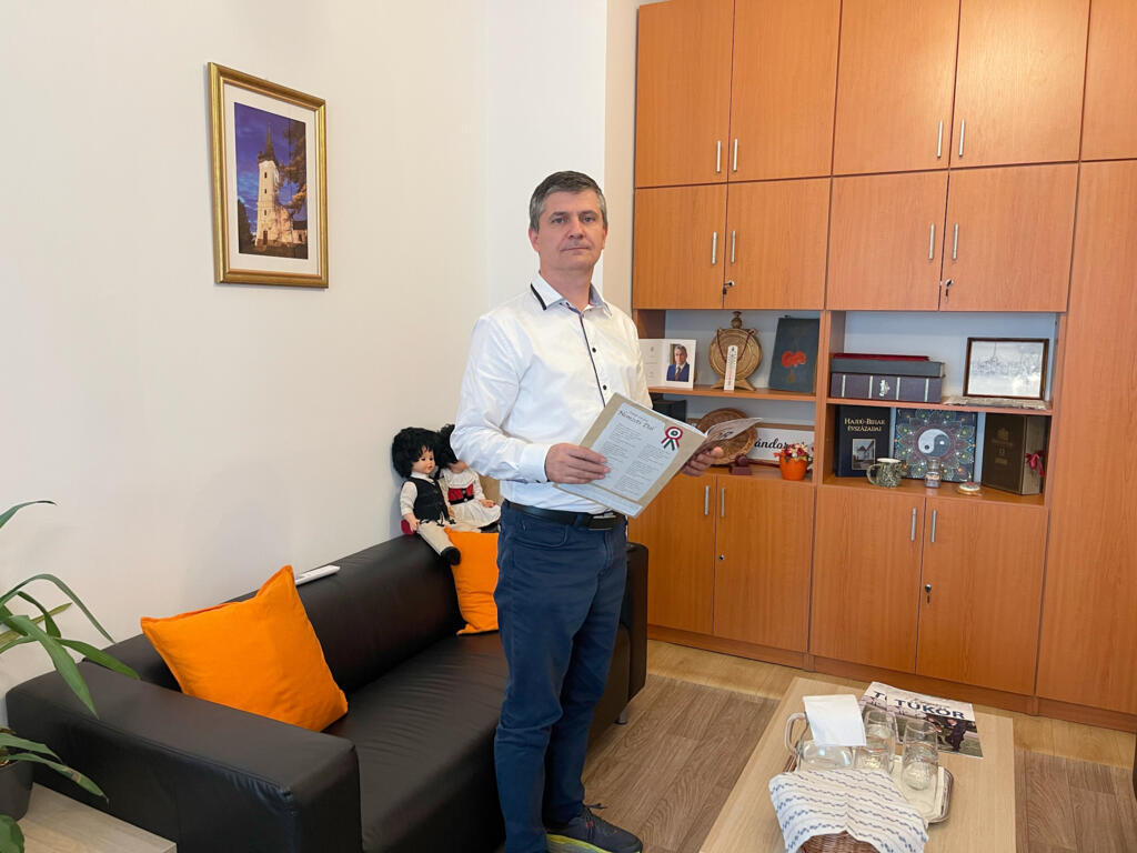 Zoltan Timar, le maire de Mikepercz, s’oppose, lui aussi à la construction de l’usine chinoise. Membre du Fidesz, il a le sentiment de commettre un « suicide politique ».