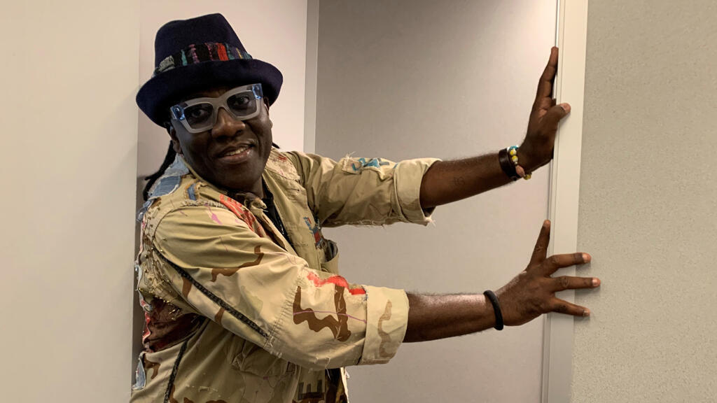 Richard Bona ne reste jamais entre quatre murs sauf à RFI.