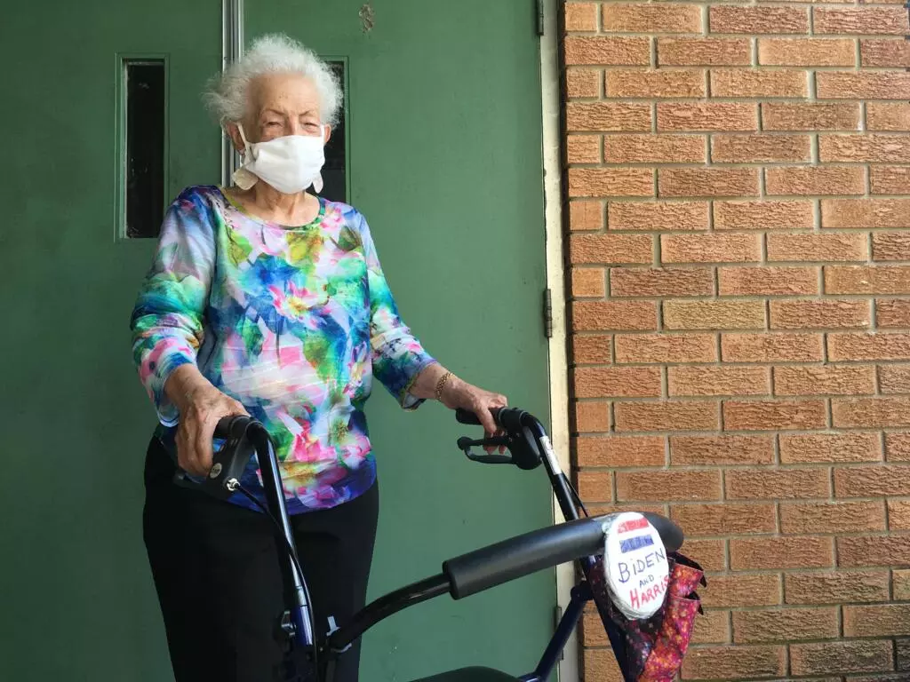 Carol Simpson, de 91 años, votó por Donald Trump en 2016 pero ahora hace campaña en su contra "porque nos mintió sobre el virus". Orlando, Florida, 29 de octubre de 2020.