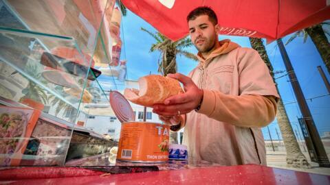 Sur son comptoir mobile, Imad, 36 ans, prépare des thon o’lahrour depuis 13 ans (Casablanca, le 9 mai 2025).