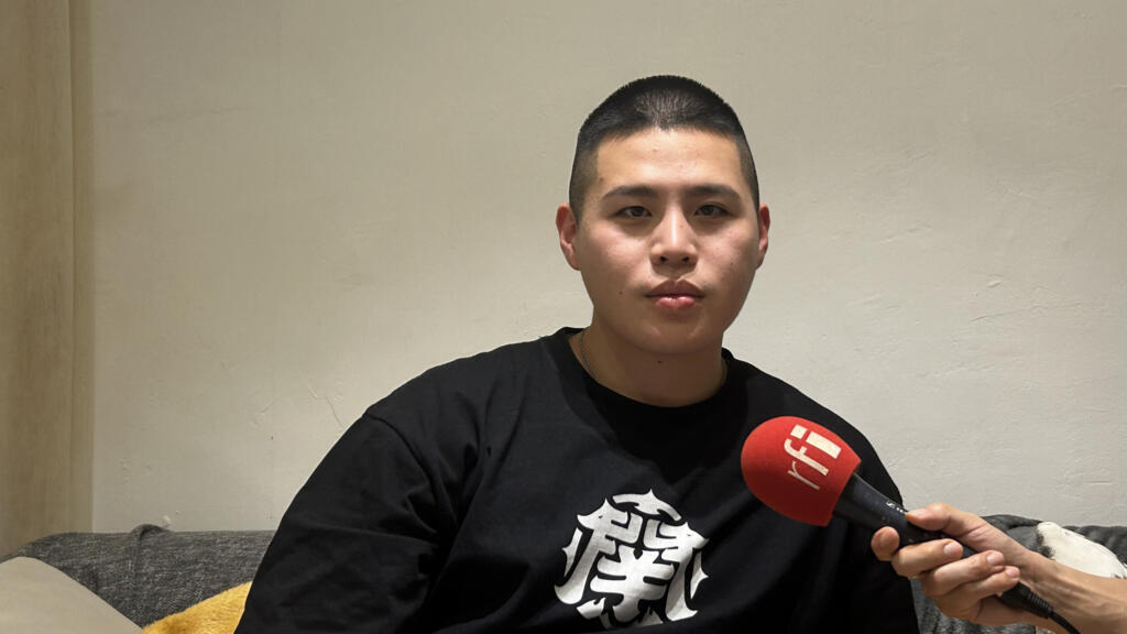 À Taipei, Taiwan. Dans ses studios de tournage, Chen Bo-yuan, ancien influenceur au service du front uni, devenu lanceur d'alerte sur les méthodes d'influence chinoise.