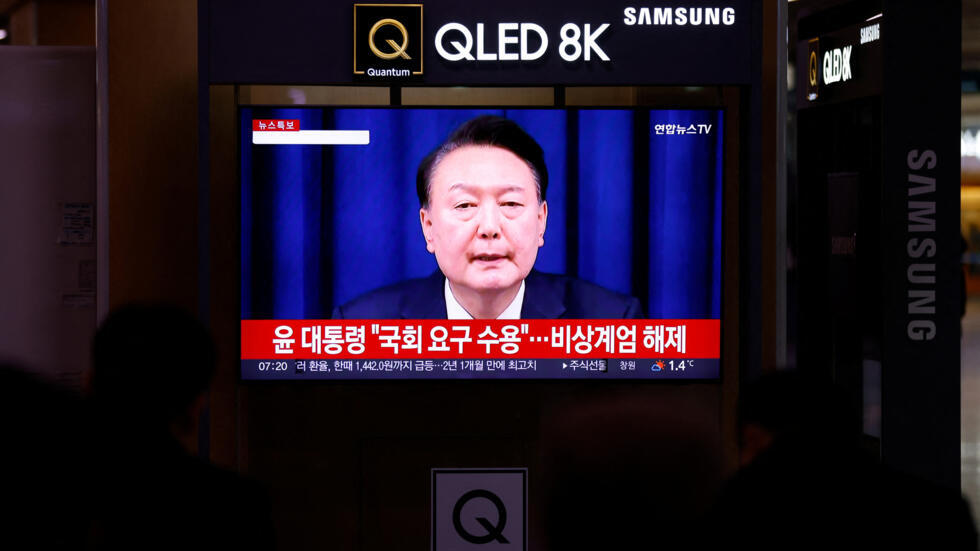 Rais wa Korea Kusini Yoon Suk-yeol wakati akitangaza sheria ya kijeshi kwenye televisheni, Desemba 4, 2024.